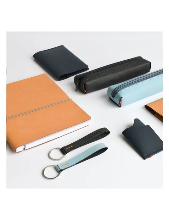 Recycled Leather Cardholder porte-cartes