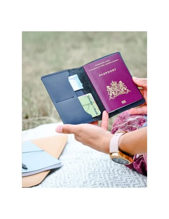 Recycled Leather Passport Holder étui à passeport