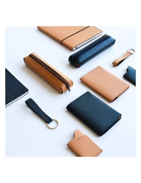 Recycled Leather Passport Holder étui à passeport