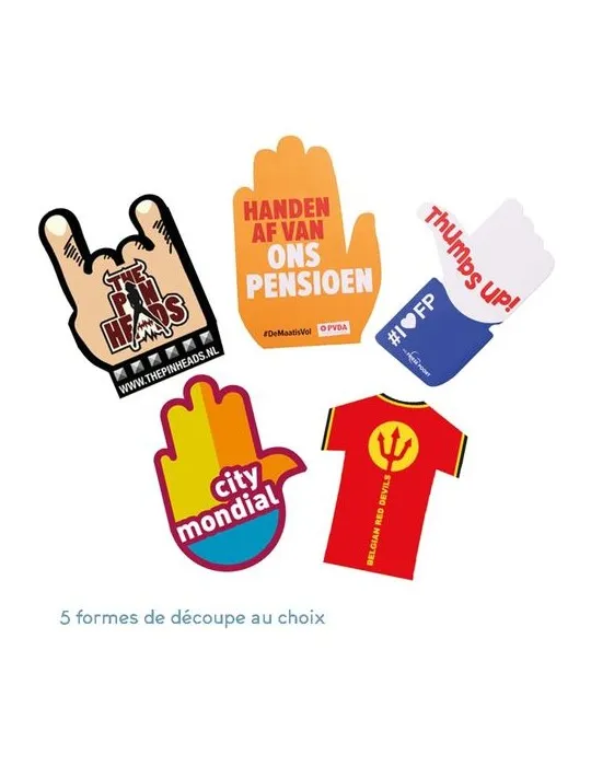 Main géante en carton