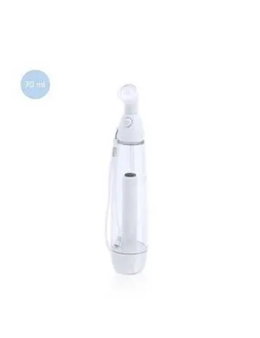 Une femme qui utilise un brumisateur 2