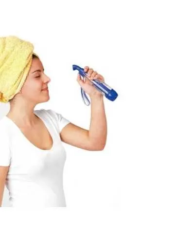 Une femme qui utilise un brumisateur