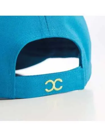Une casquette grise et noir avec une inscription bleu sur le devant 2