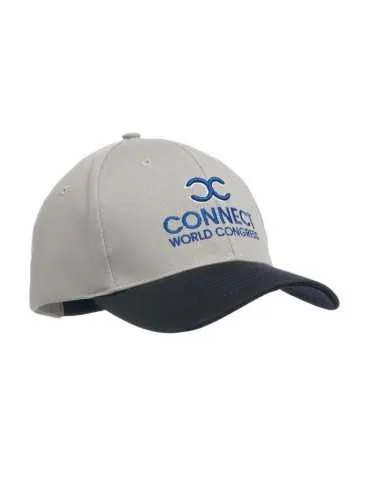 Une casquette grise et noir avec une inscription bleu sur le devant