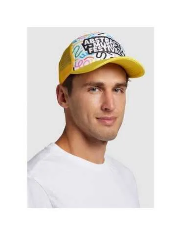 Un jeune homme qui met une casquette jaune avec une impression colorée sur le devant