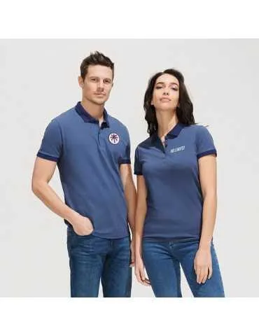 Un homme et une femme qui porte un polo bleu avec une inscription sur le devant