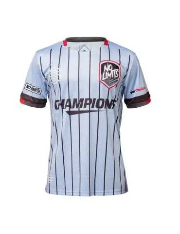 deux jeunes hommes avec un ensemble de tenue de sport blanc avec des inscriptions 2