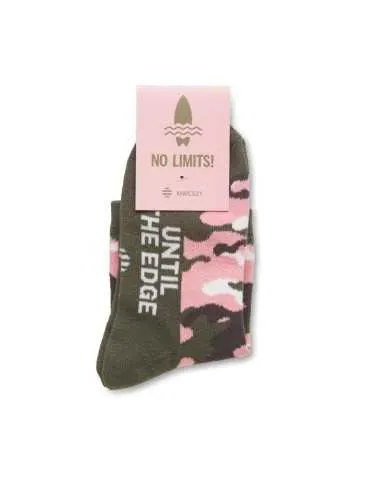 Une personne qui porte des chaussettes différentes avec des couleurs et des motifs différentes 2