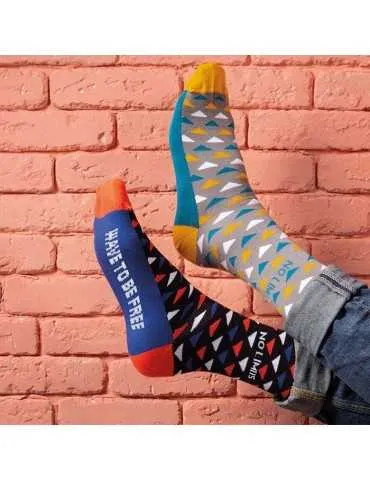 Une personne qui porte des chaussettes différentes avec des couleurs et des motifs différentes