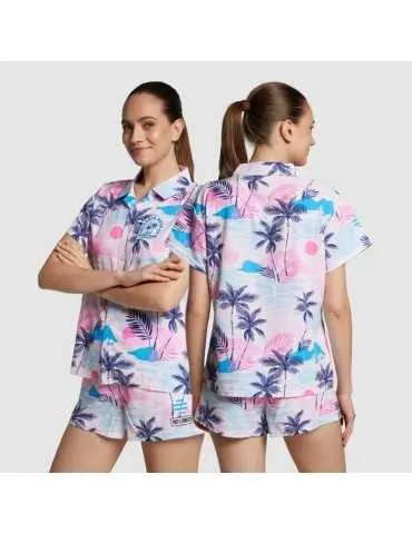 Un homme et une femme qui portent une chemise à fleur et un short colorés 2