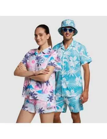 Un homme et une femme qui portent une chemise à fleur et un short colorés