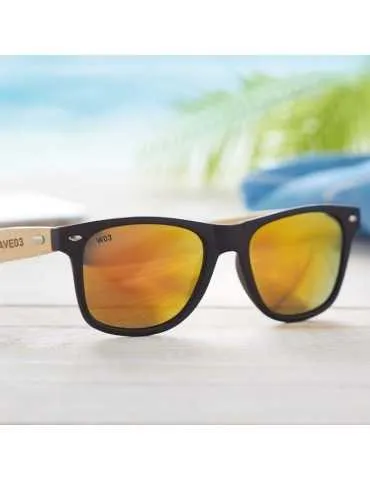 Une paire de lunette de soleil avec les branches en bambou et les verres colorés