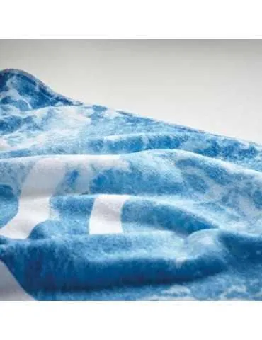 Une serviette de plage bleu avec des impressions blanches 2