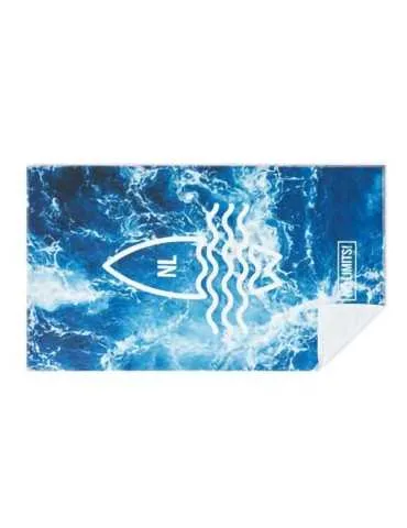 Une serviette de plage bleu avec des impressions blanches