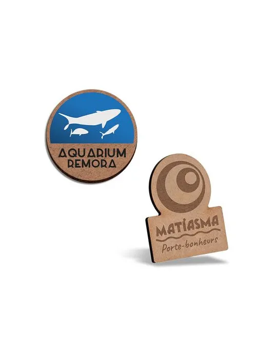 BADGE MDF EP 3mm AVEC PINCE-EPINGLE ENTRE 20 cm2 ET 40 cm2 MAXI